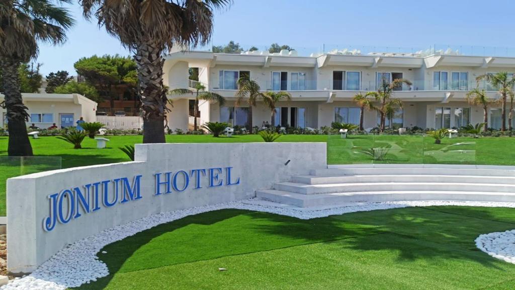 Jonium Hotel Residence Pulsano Exterior foto